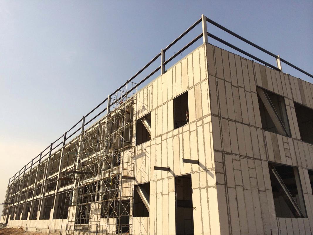 蒸压加气混凝土砌块是一种新型的建筑材料,它采用水泥,石灰,硅砂等